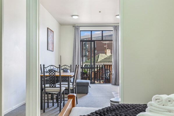 In-room dining - 1BR Grey Lynn Haven+Parking, Balcony Zodiak Stays (Auckland)