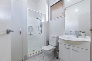 Apartment | Bathroom | Shower, towels, soap, shampoo - 1BR Grey Lynn Haven+Parking, Balcony Zodiak Stays (Auckland)