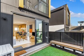 Apartment | Terrace/patio - Modern 2BR Townhouse in Mission Bay I Zodiak Stays (Auckland)