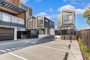 Front of property - Modern 2BR Townhouse in Mission Bay I Zodiak Stays (Auckland)