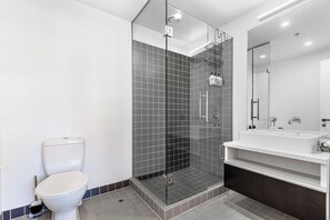 Appartamento | Bagno | Doccia, asciugamani, sapone, shampoo