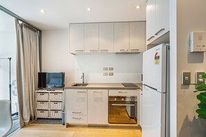 Appartement | Cuisine privée | Réfrigérateur, four à micro-ondes, un four, surface de cuisson