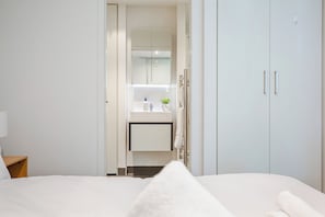 Apartment | Bathroom | Shower, towels, soap, shampoo - Sleek central stay with balcony by Zodiak Stays (Auckland)