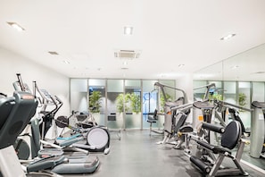 Fitness facility - Sleek central stay with balcony by Zodiak Stays (Auckland)