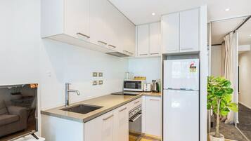 Apartamento | Cozinha privada | Geladeira, micro-ondas, fogão, cooktop