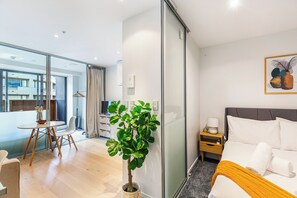 Apartment | In-room dining - Sleek central stay with balcony by Zodiak Stays (Auckland)