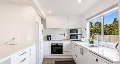 Spacious Renovated 3BR in Ellerslie I Zodiak Stays