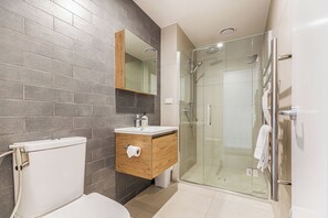 Apartment | Bathroom - Relaxing Apt. Steps from Eden Park | Zodiak Stays (Auckland)