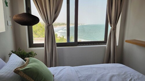 Charming luxury 2-bedroom apartment with Sea Views. 60 mins from Accra Airport.