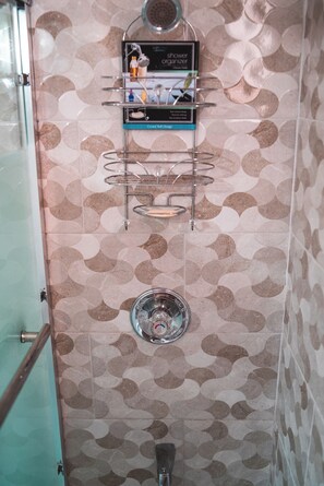 Ducha, secador de pelo, toallas, jabón