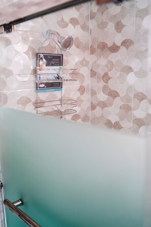 Dusche, Haartrockner, Handtücher, Seife
