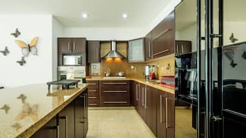 Deluxe Villa, Garden View | Private kitchen