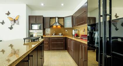 Spacious 5 Bedroom Oasis with Pool & BBQ