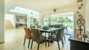 Villa – deluxe, hageutsikt | Oppholdsområde