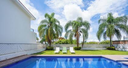 Spacious 5 Bedroom Oasis with Pool & BBQ