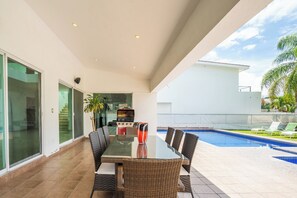 Villa – deluxe, hageutsikt | Spisestue