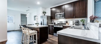 Entire Couzy House - New House w/pool