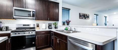 Frigorífico, microondas, horno y placa de cocina