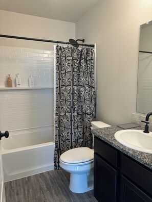 Toallas, jabón, papel de baño 