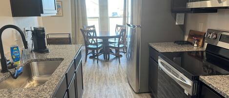 Réfrigérateur, micro-ondes, four, plaque de cuisson