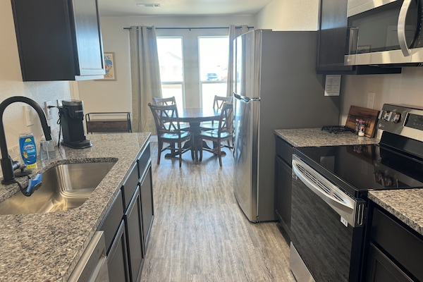 Frigorífic, microones, forn i placa de cuina