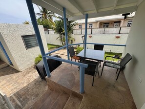 Outdoor dining - Charming 3-bedroom house located just a 10 minute walk from the Rockley Beach. (Rockley Christ Church)