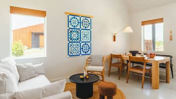 The Martinsburg #5 Myrtle | Living area | Smart TV, books, stereo