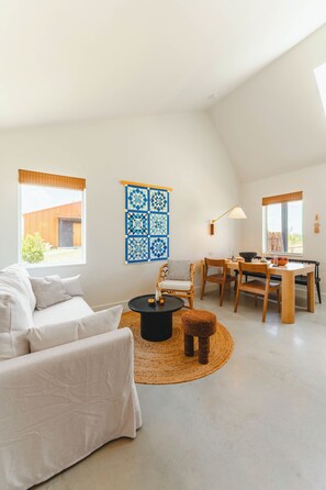 The Martinsburg #5 Myrtle | Living area | Smart TV, books, stereo
