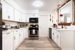 冷蔵庫、電子レンジ、オーブン、コンロ