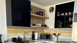 Eine moderne Küche mit einer zentralen Kochinsel, Edelstahlgeräten und Holzschränken.