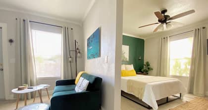 Private charming King bed cottage quick drive to downtown and beach