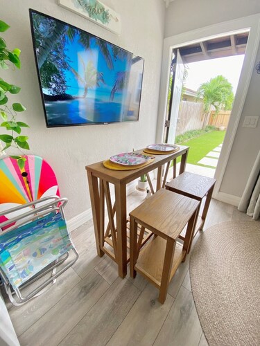 Private charming King bed cottage quick drive to downtown and beach