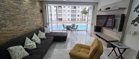 Smart TV, reproductor de DVD, tenis de mesa y estéreo