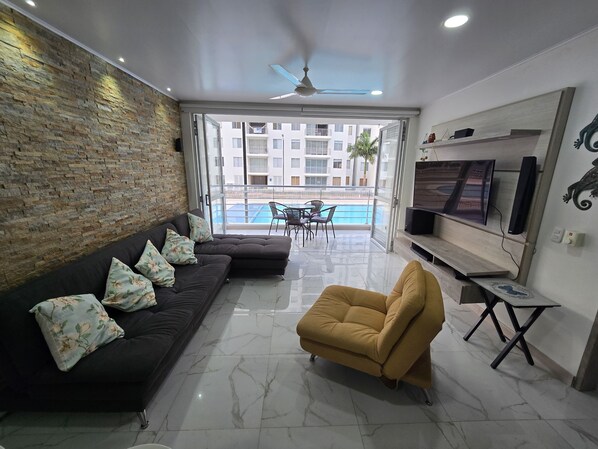 Smart TV, DVD player, table tennis, stereo