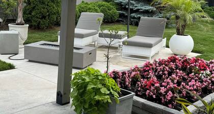 Beautiful private new , a bright walkout ,widescreen Tv ( including Netflix )