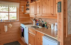 Réfrigérateur, un four, surface de cuisson, lave-vaisselle