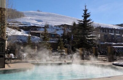 Walk to Mountain Base Studio for 4 & HotTub