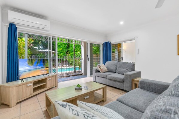 Smart TV, offices - The Villas Palm Cove, One-Bedroom Villa with Private Pool (Cairns)