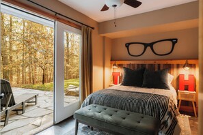 3 bedrooms, desk, iron/ironing board, travel cot