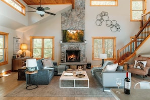 Smart-TV, Kamin, Bücher, Stereoanlage