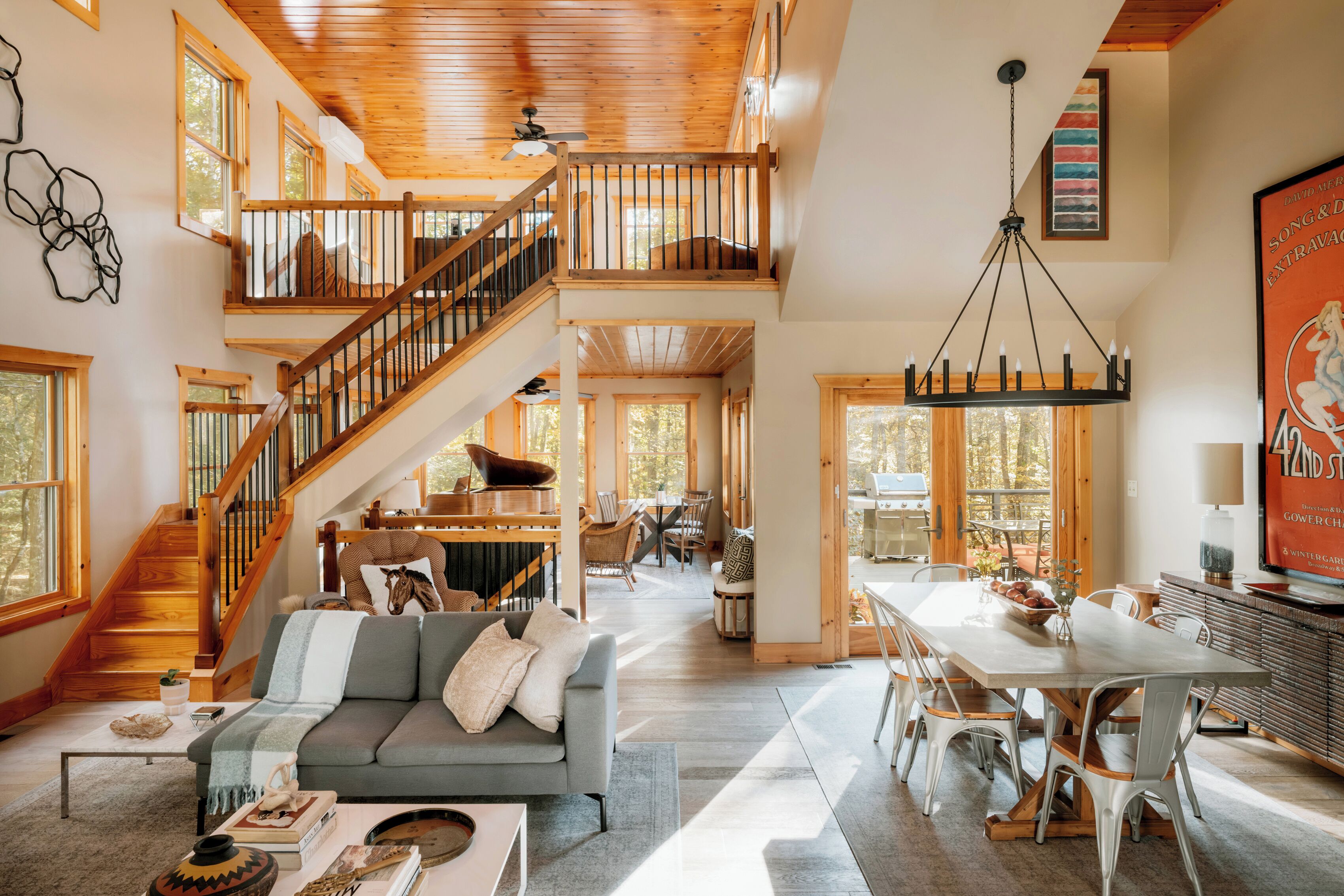 智能电视、壁炉、书、立体声音响