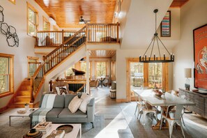 Smart-TV, peis, bøker og stereoanlegg