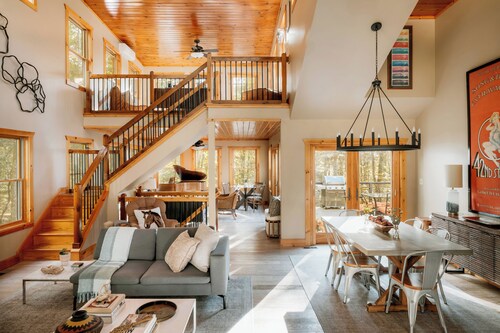 Catskills 3BR Retreat w/ Hot Tub, Roof Deck & Fire Pit