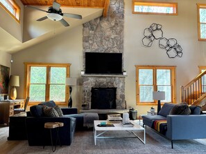Smart TV, chimenea, libros y estéreo 