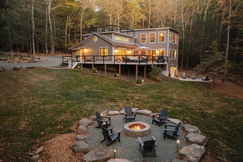 Secluded Catskills Treehouse w/ Hot Tub + Roof Deck