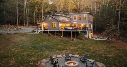 Secluded Catskills Treehouse w/ Hot Tub + Roof Deck
