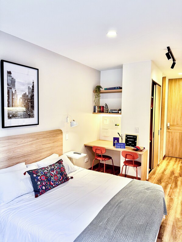 Värdeförvaringsskåp på rummet, skrivbord, strykjärn/strykbräda och wi-fi