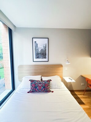 Värdeförvaringsskåp på rummet, skrivbord, strykjärn/strykbräda och wi-fi