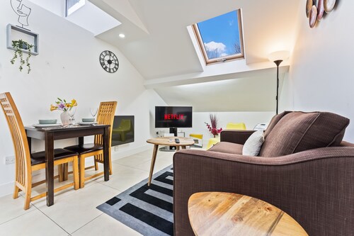 Exquisite 2-bedroom Penthouse -Sleeps 7-Free Parking+ Workspace + Wi-Fi