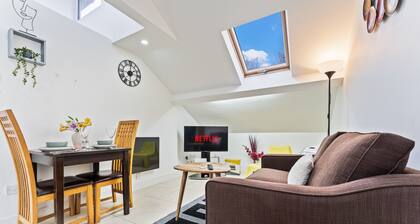 Exquisite 2-bedroom Penthouse -Sleeps 7-Free Parking+ Workspace + Wi-Fi